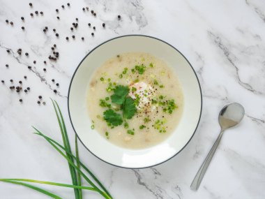 Yulaf lapası, Biber, Kıyma, Taze Soğan, Kişniş ve Yumurta sağlıklı bir yemektir.