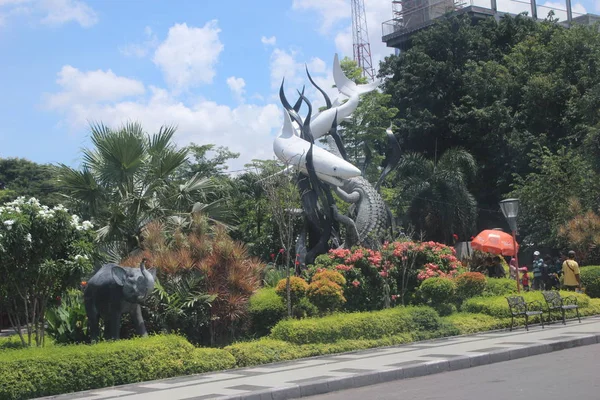 苏拉巴亚雕像位于印度尼西亚东爪哇苏拉巴亚市公园 — 图库照片