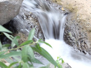 Şelalenin yanında küçük bir nehir.
