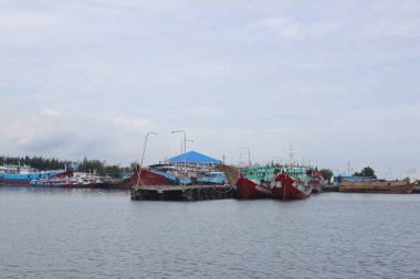 Gemi limana yanaştı.