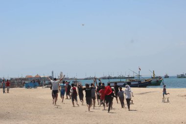 Turistler birlikte küçük adaları izliyorlar.