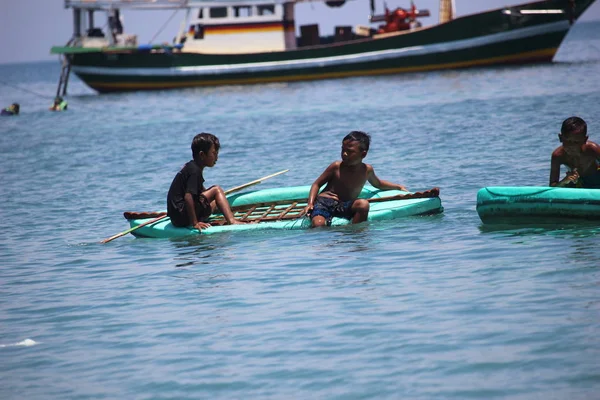 Small Children Playing Boat Kayak — Stock Photo, Image