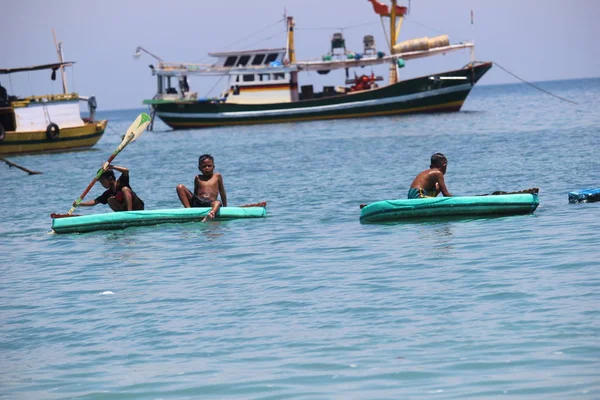 Niños Pequeños Jugando Bote Como Kayak — Foto de Stock