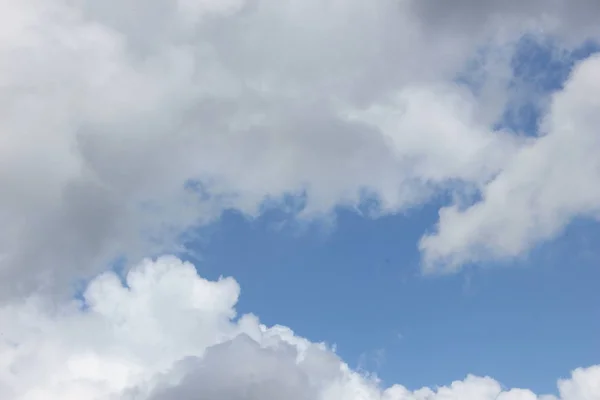 Awan Putih Besar Meringkuk Langit Biru — Stok Foto