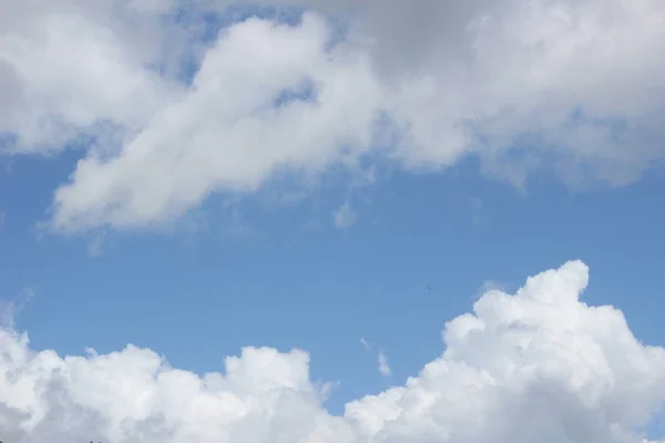 Bight Encaracolado Nuvens Brancas Céu Azul — Fotografia de Stock