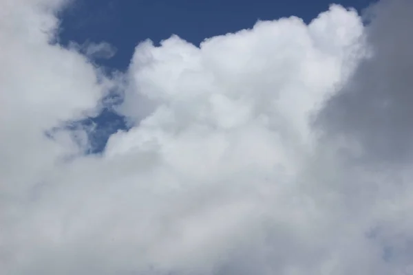 Awan Putih Besar Meringkuk Langit Biru — Stok Foto