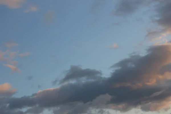 Bight Encaracolado Nuvens Brancas Céu Azul — Fotografia de Stock