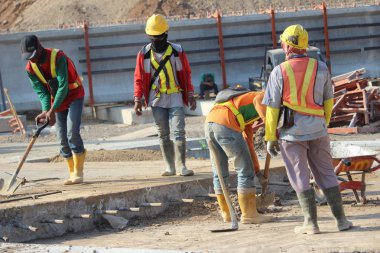 İnşaat işçileri proje üzerinde çalışıyorlar.