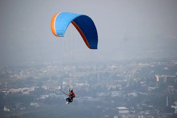 Paraglidingový Hráč Létá Svým Paraglidingem — Stock fotografie