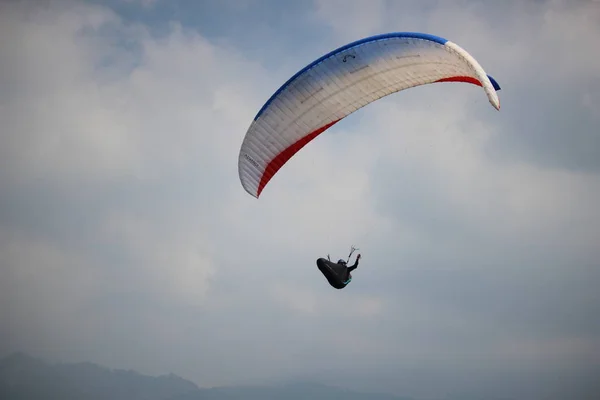 Jogador Parapente Está Voando Seu Parapente — Fotografia de Stock