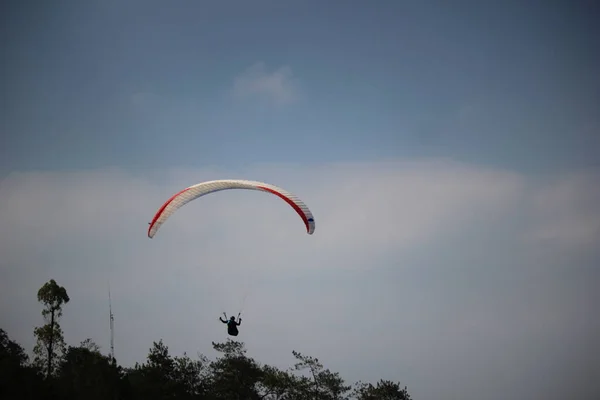 Paraglidingový Hráč Létá Svým Paraglidingem — Stock fotografie