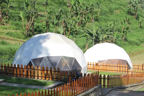 Uma Barraca Branca Redonda Foi Nomeada Glamour Acampar Natureza Mais — Fotografia de Stock