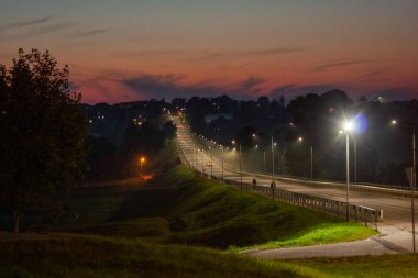 Gece şehir fenerlerin ve arabaların ışığında