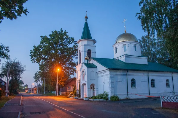 Iglesia Ortodoxa en las luces de las linternas — Foto de Stock