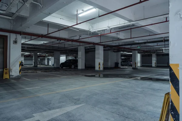 Estacionamento antigo com iluminação, edifício de concreto — Fotografia de Stock