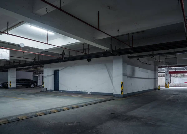 Staré parkoviště s osvětlením, betonovou budovou — Stock fotografie