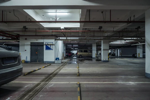 带照明、混凝土建筑的旧停车场 — 图库照片