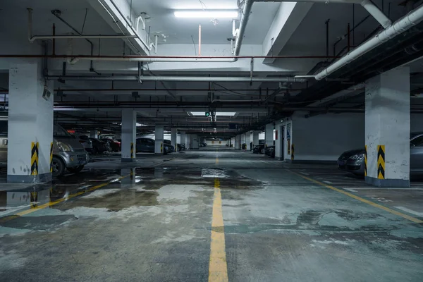 带照明、混凝土建筑的旧停车场 — 图库照片