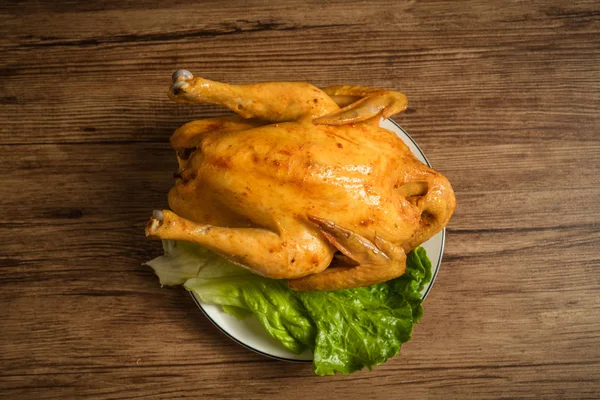 Roast chicken on the wooden table — Stock Photo, Image