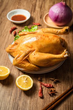 Ahşap masada kızarmış tavuk