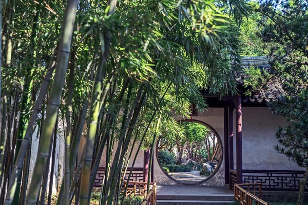 De herfst in het park van Suzhou, China — Stockfoto