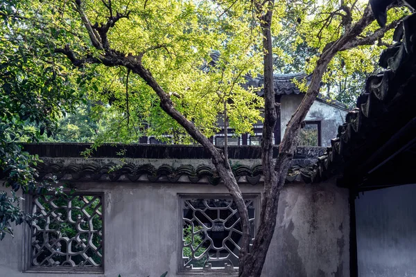 De herfst in het park van Suzhou, China — Stockfoto