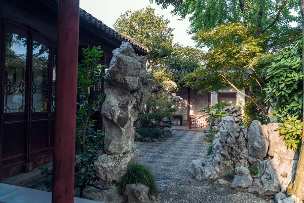 De herfst in het park van Suzhou, China — Stockfoto