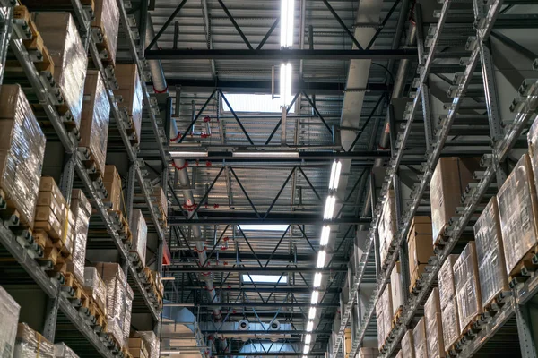 O armazém cheio de mercadorias, caixas e prateleiras em ordem — Fotografia de Stock