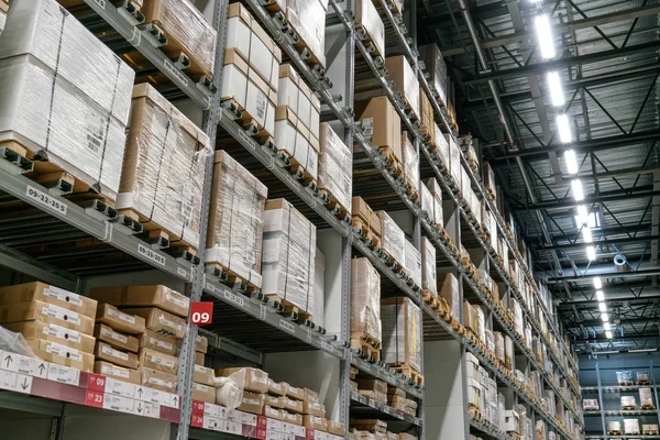 O armazém cheio de mercadorias, caixas e prateleiras em ordem — Fotografia de Stock