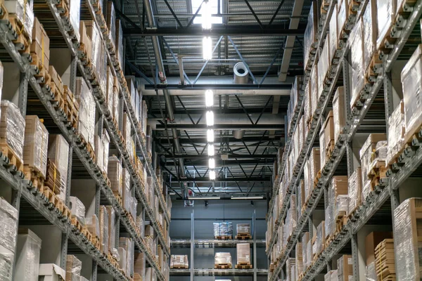 Het magazijn vol met goederen, dozen en planken om — Stockfoto