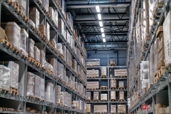 The warehouse full of goods, boxes and shelves in order — Stock Photo, Image
