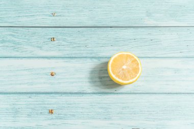 mavi masada meyve limon, serin ışık arka plan