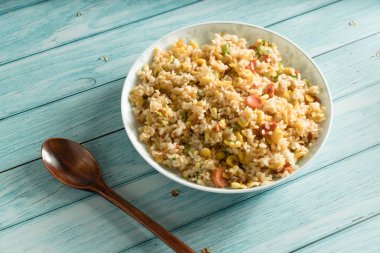 Mavi ahşap arka plan ile Çin kızarmış pirinç