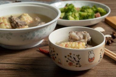 Mısır ve domuz kemik çorbası, lezzetli Çin yemekleri.