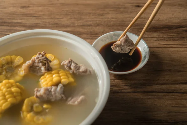 Mais- und Schweineknochensuppe, leckeres chinesisches Essen. — Stockfoto