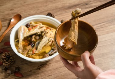 Tavuk çorbası ve ahşap arka plan.