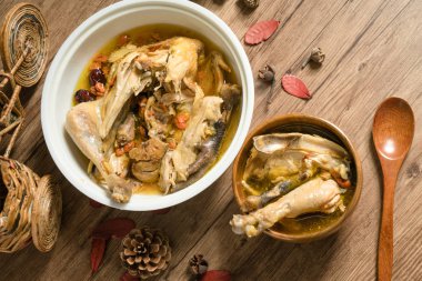 Tavuk çorbası ve ahşap arka plan.