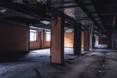 Terk edilmiş endüstriyel bina. Fantezi iç sahne.