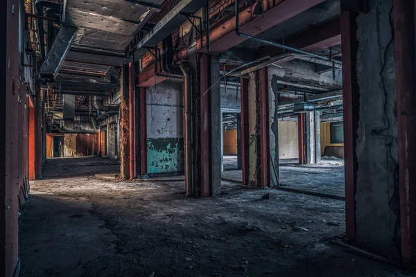 Opuszczony budynek przemysłowy. Fantasy wnętrze scena. — Zdjęcie stockowe