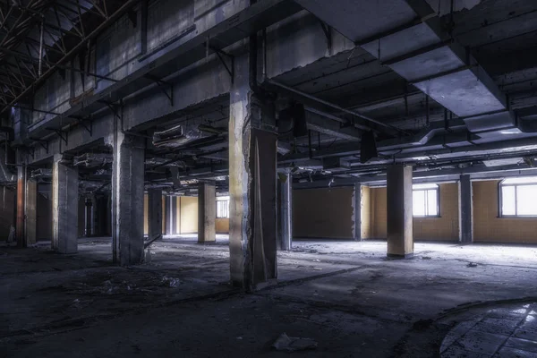 O edifício industrial abandonado. Fantasia cena interior . — Fotografia de Stock