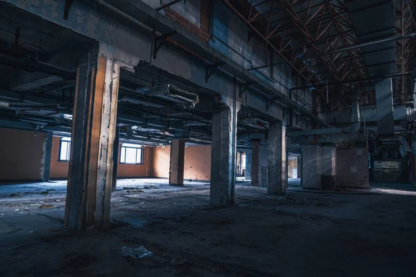 O edifício industrial abandonado. Fantasia cena interior . — Fotografia de Stock