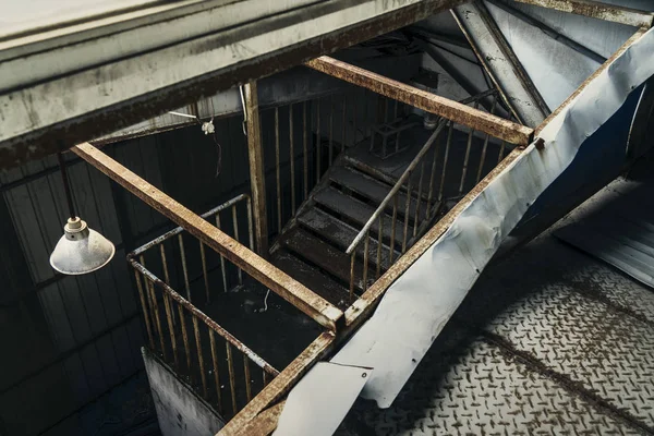 Le bâtiment industriel abandonné. Scène intérieure fantastique . — Photo