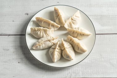 beyaz masada lezzetli çin köfte