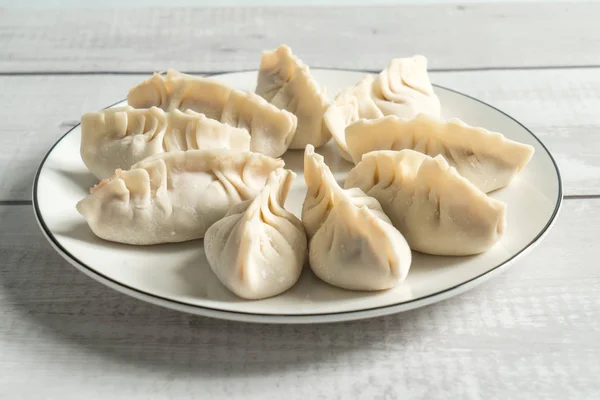 Heerlijke Chinese knoedel op de witte tafel — Stockfoto