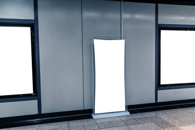 Yeraltı boş billboard, poster şablonu.