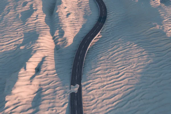 沙漠中摇摆的道路，3D渲染 — 图库照片