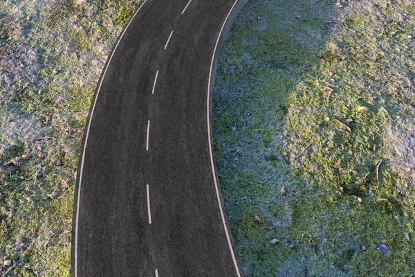 A estrada ondulando nos subúrbios desertos, renderização 3d — Fotografia de Stock