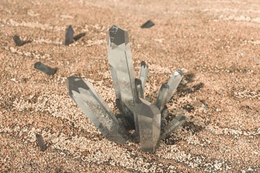 Sihirli kristal bir küme çölde bir araya toplamak, 3d render.