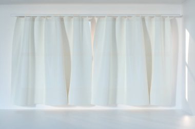 Güneş ışığı ile boş bir oda perde, 3d render gelir.