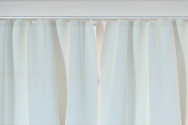 Güneş ışığı ile boş bir oda perde, 3d render gelir.